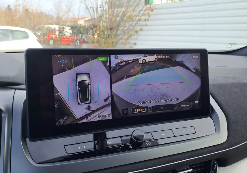 Écran multimédia du Nissan Qashqai 2025 montrant la caméra 360° avec vue aérienne et arrière en stationnement.