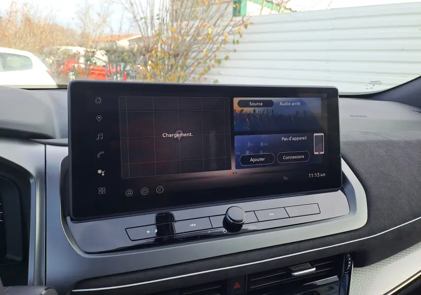 Écran tactile central du Nissan Qashqai 2025 en gros plan, affichant le menu multimédia avec interface moderne.