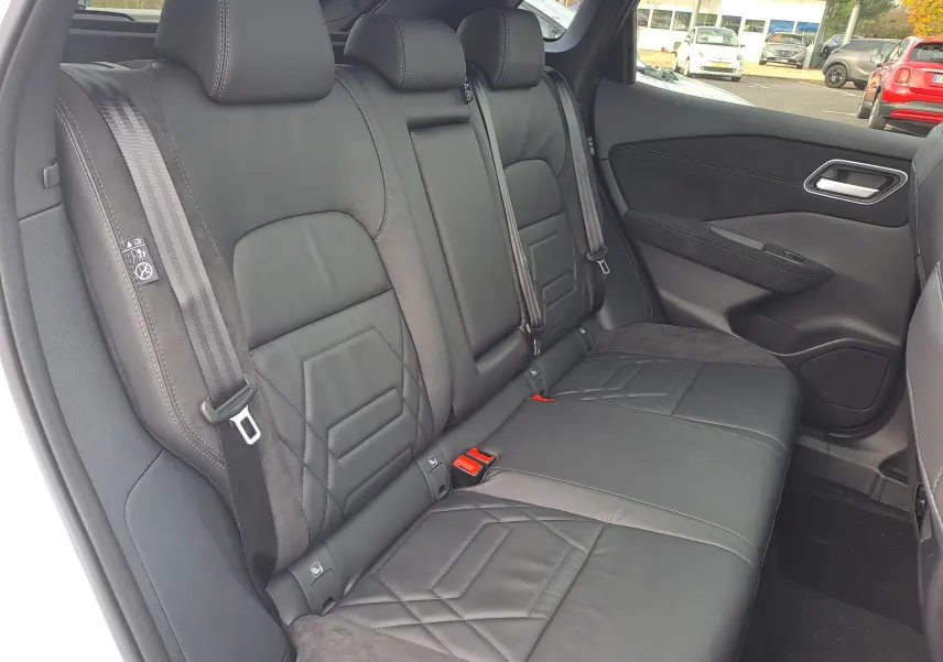 Vue intérieure côté droit des sièges arrière en cuir noir du Nissan Qashqai 2025 finition N-Design.