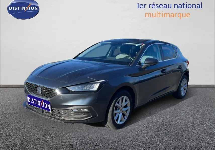 SEAT Leon 2025 gris magnétique métal vue 3/4 avant droit avec phares LED et jantes alliage.