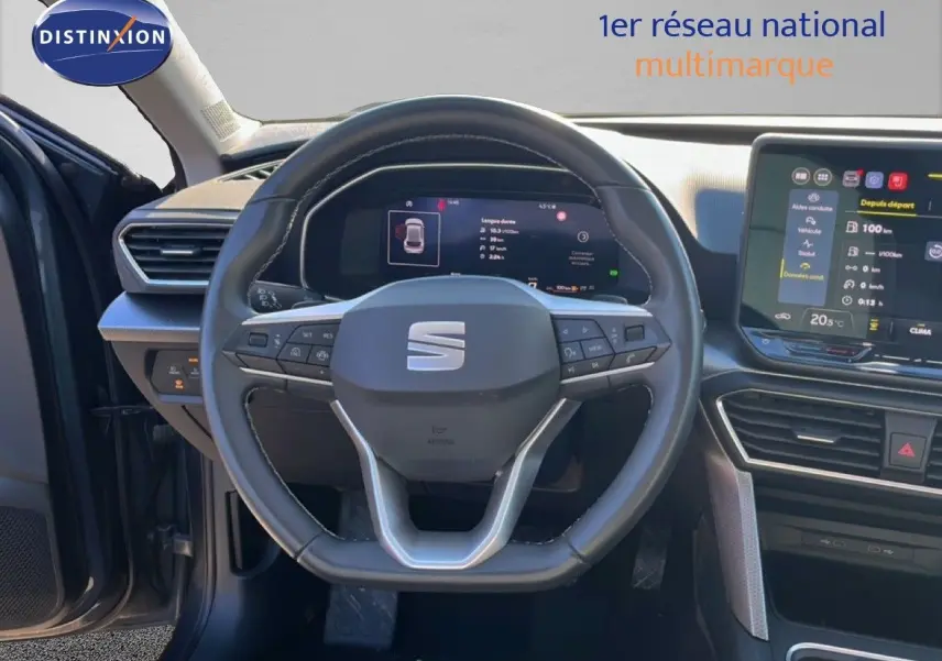 Vue intérieure centrée sur le volant et le tableau de bord numérique d'une SEAT LEON gris magnétique 2025.