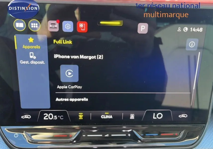 Vue de face de l'écran tactile intérieur du SEAT Leon gris magnétique, affichant la connexion Apple CarPlay.