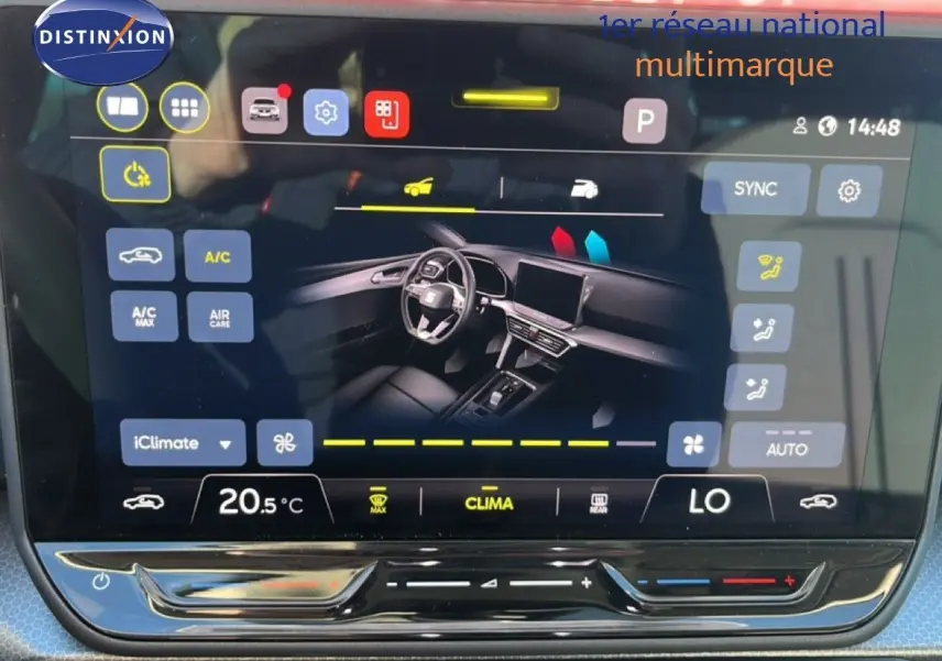 Écran tactile de la console centrale affichant le réglage de la climatisation du SEAT Leon gris magnétique, vue intérieure.