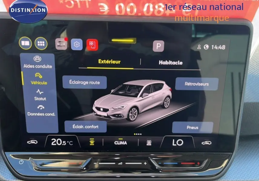 Vue de profil droit du SEAT Leon 2025 gris magnétique métal, mettant en valeur ses lignes dynamiques et ses jantes alliage.