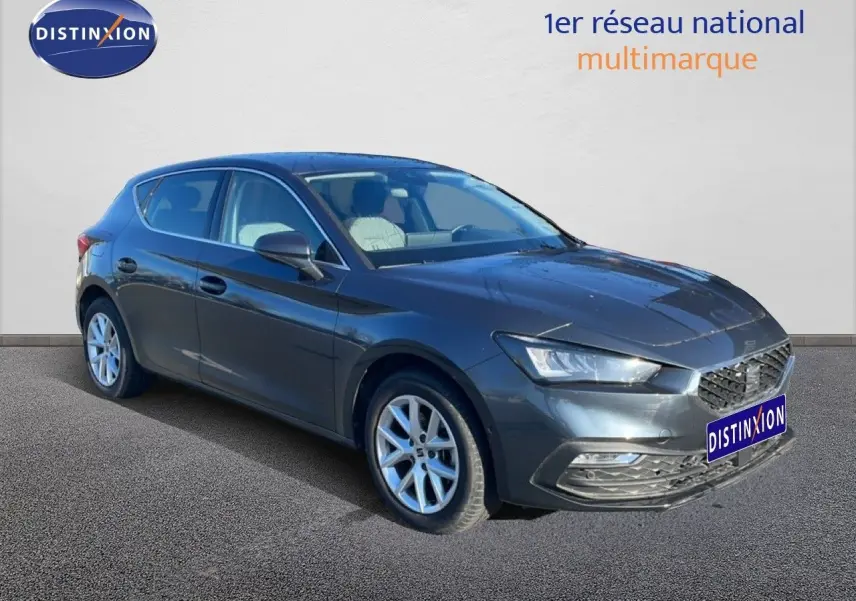 Vue 3/4 avant d'une SEAT Leon 2025 gris magnétique métal avec jantes alliage et calandre distinctive.