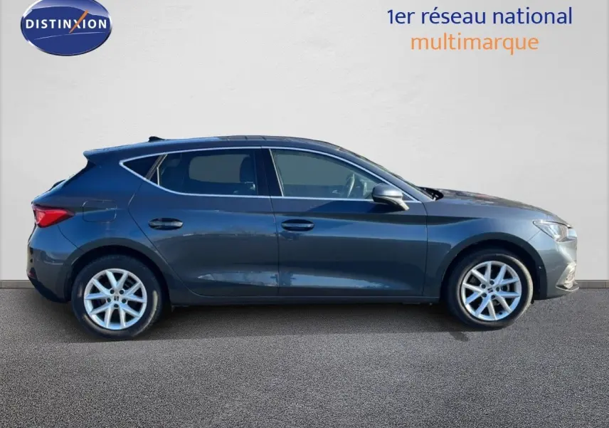 Profil côté gauche d'une SEAT LEON 2025 gris magnétique métallisé, compacte à cinq portes avec jantes alliage.