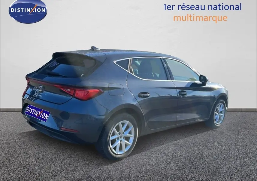 Vue 3/4 arrière droite d'une SEAT Leon gris magnétique métal 2025 avec feux LED et jantes alliage.