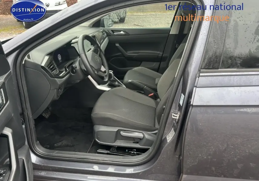 Vue intérieure côté conducteur de la Volkswagen Polo gris cendre 2025, montrant sièges et tableau de bord moderne.