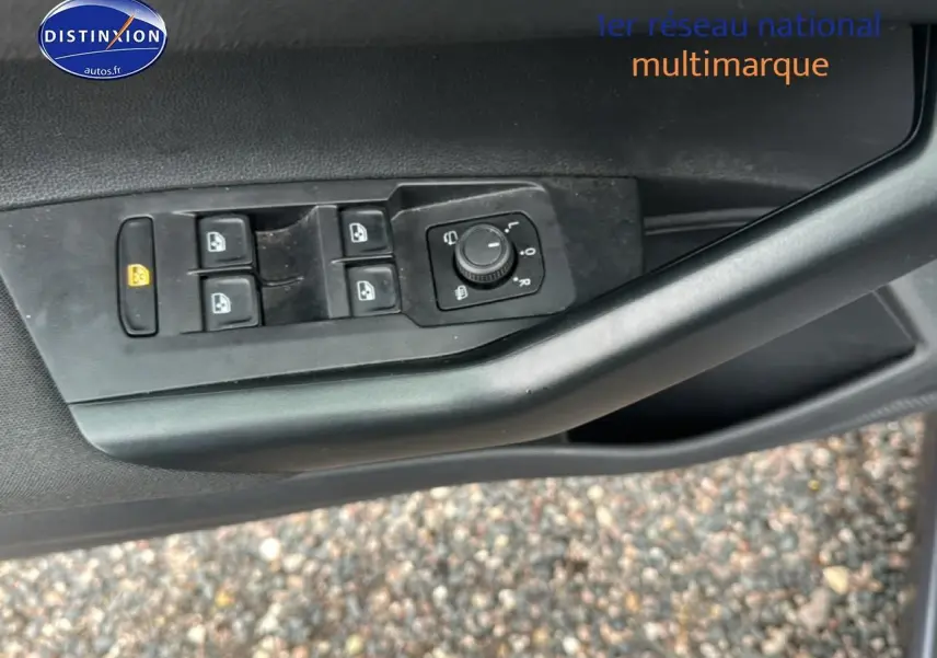 Détail des commandes des vitres et rétroviseurs côté conducteur d'une Volkswagen Polo gris cendre 2025.