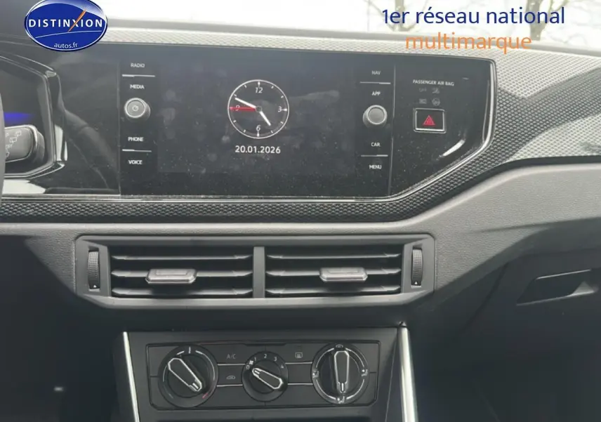 Tableau de bord de Volkswagen Polo 2025 avec écran tactile 8 pouces et commandes de climatisation manuelle.