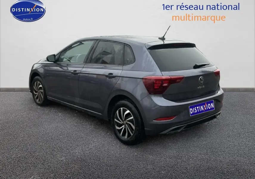 Volkswagen Polo gris cendre vue 3/4 arrière droit avec jantes alliage et vitres arrière surteintées.
