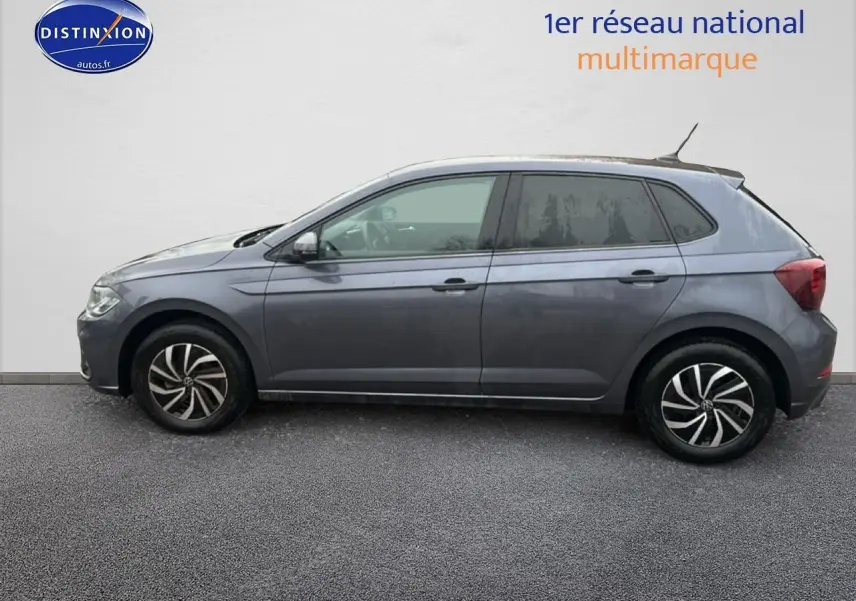 Vue de profil côté gauche d'une Volkswagen Polo gris cendre avec jantes alliage et antenne de pavillon.