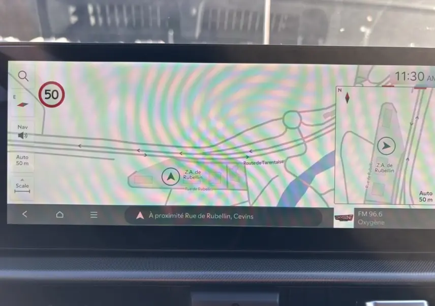 Écran tactile 12,3 pouces du GPS du Kia Sportage gris eclipse, affichant une carte de navigation en mode jour.