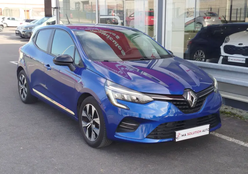 Renault Clio 1.0 SCe 65ch Evolution bleu Iron vue 3/4 avant droit, avec phares LED et jantes alliage.