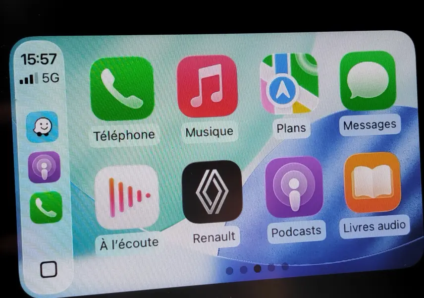 Écran tactile de la Renault Clio 2022 montrant l'interface Apple CarPlay avec icônes colorées d'applications.