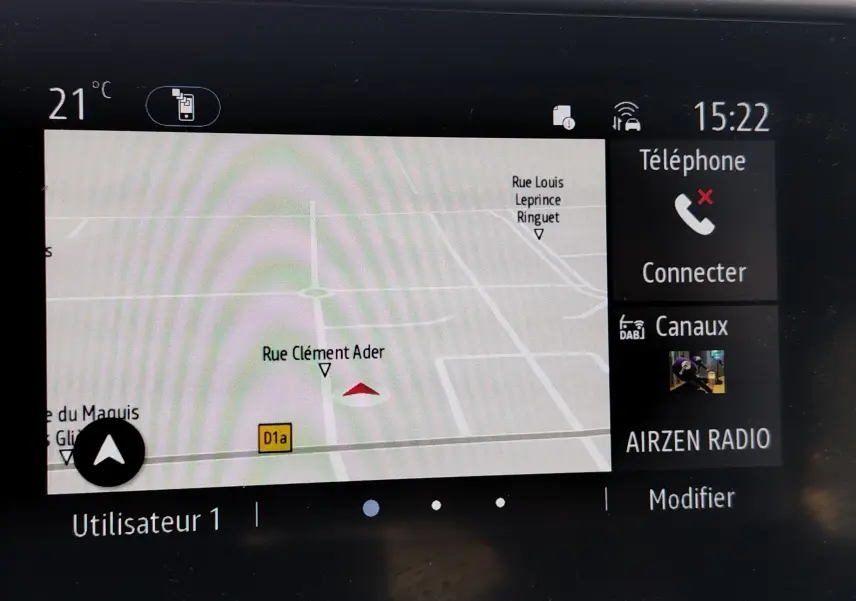 Écran central de la Renault Clio 2022 affichant la navigation, la température à 21°C et les options téléphone et radio.