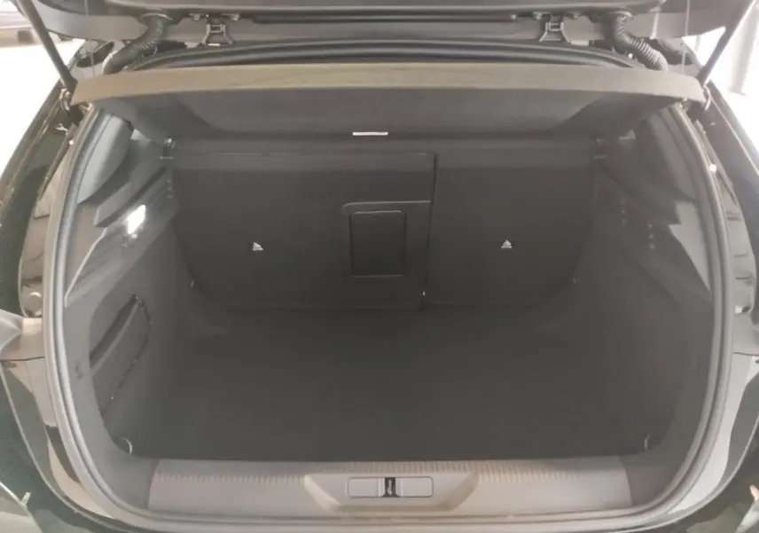 Coffre ouvert de la Peugeot 308 noir métal, vue arrière montrant un espace de chargement spacieux et bien fini.
