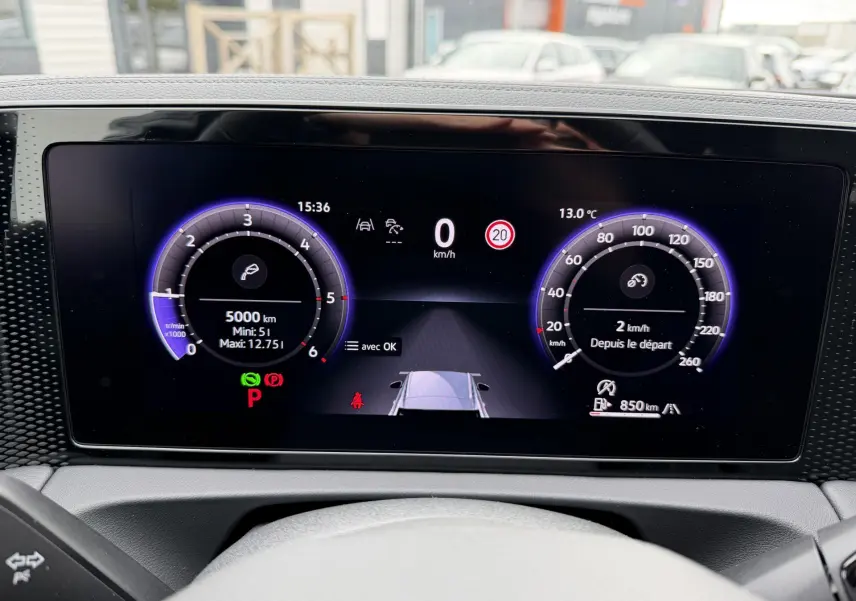 Affichage numérique Digital Cockpit Pro du Volkswagen Tiguan 2025 montrant compte-tours et vitesse en tableau de bord.