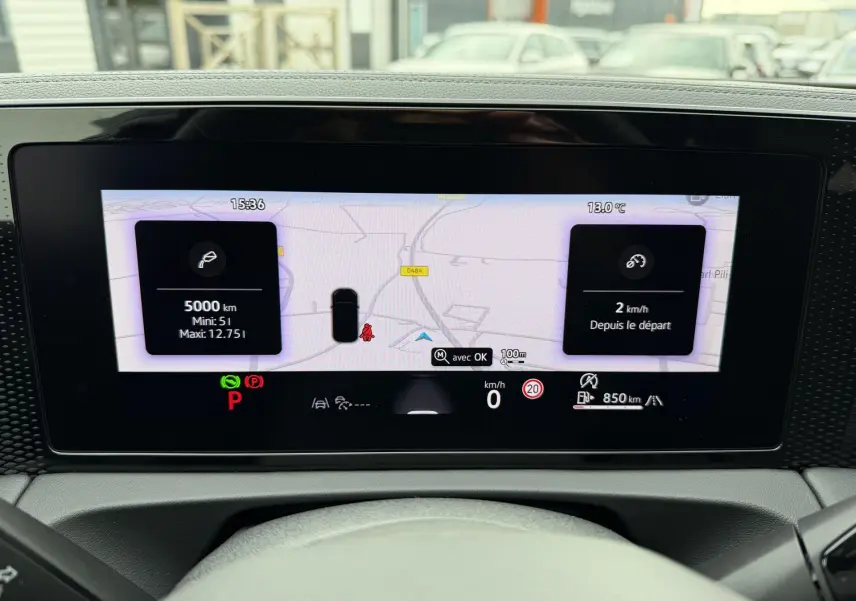 Vue rapprochée de l'écran Digital Cockpit Pro du Volkswagen Tiguan blanc, affichant la navigation et les informations de conduite.