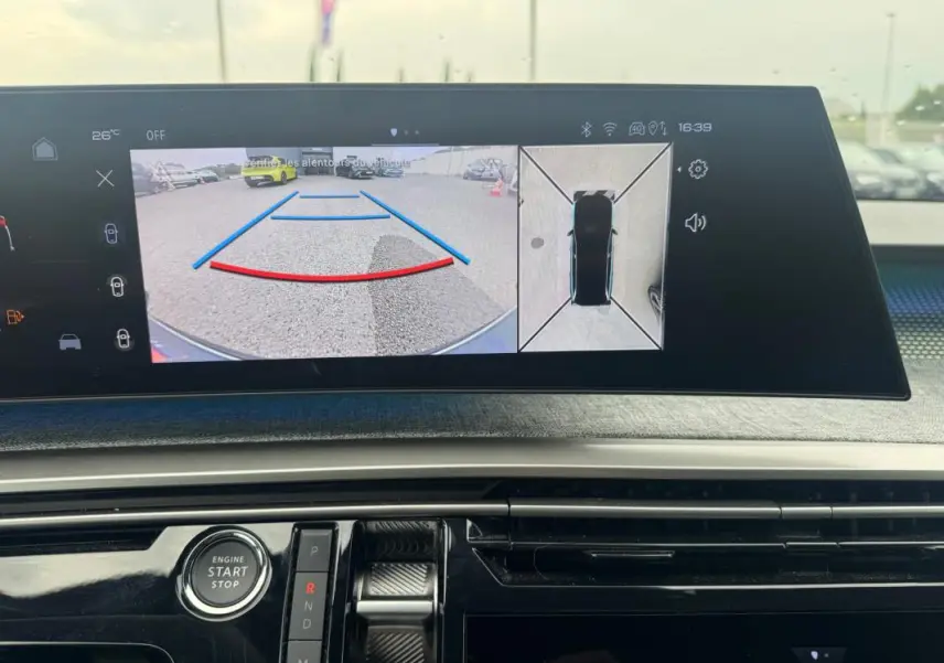 Vue rapprochée de l'écran multimédia du Peugeot 5008 Hybrid noir montrant la caméra de recul et l'affichage 360° intérieure.