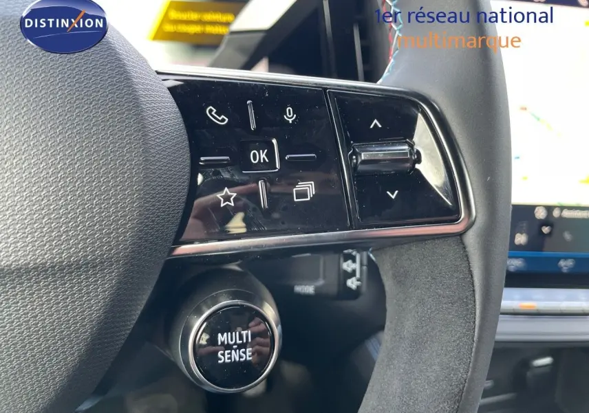 Gros plan sur le volant noir du Renault Austral 2025 avec commandes tactiles et bouton Multi Sense visible.