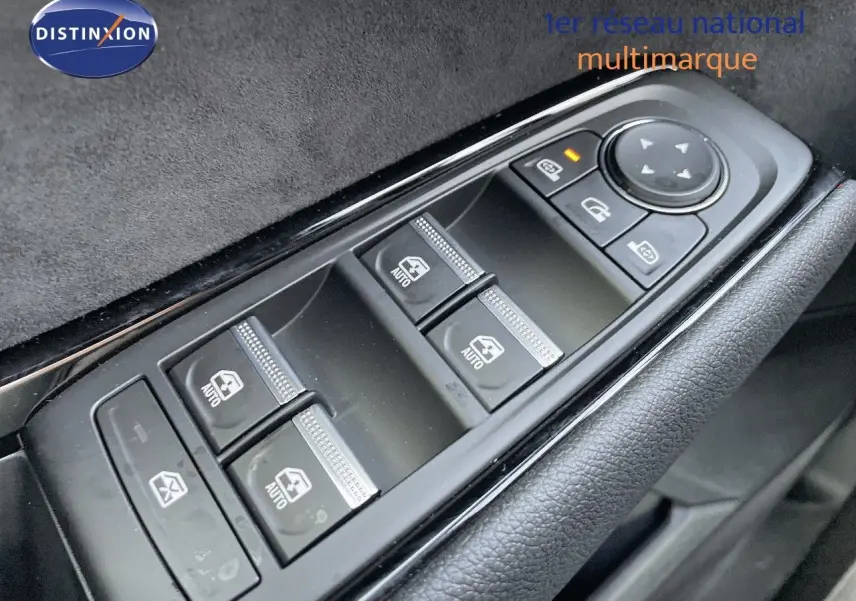 Gros plan sur les commandes de lève-vitres et rétroviseurs côté conducteur du Renault Austral blanc nacré 2025.