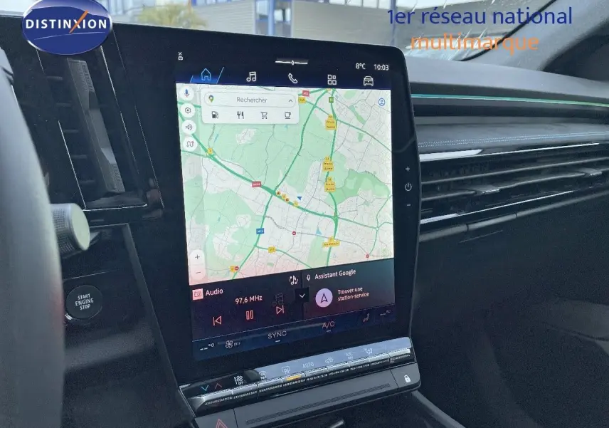 Intérieur du Renault Austral 2025, écran tactile central affichant une carte, avec tableau de bord noir moderne.