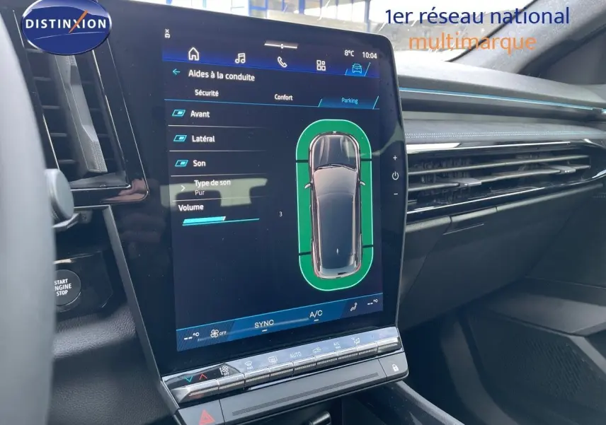 Vue rapprochée de la console centrale du Renault Austral blanc nacré, affichant l'écran tactile des aides à la conduite.