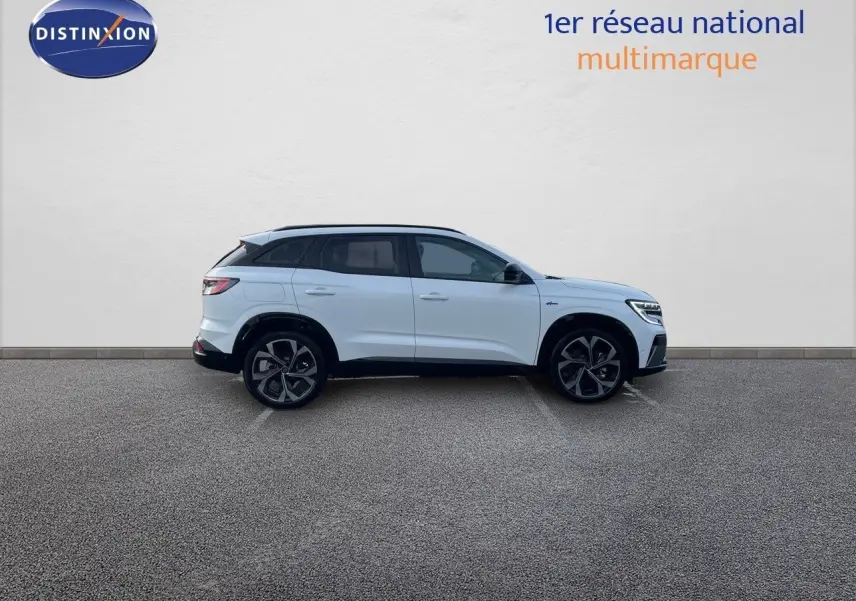 Profil droit d'un Renault Austral blanc nacré 2025, SUV hybride avec jantes alliage et toit noir contrasté.