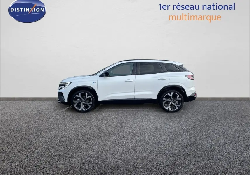 Renault Austral E-Tech hybride blanc nacré, vue profil côté gauche, jantes alliage distinctives et toit noir contrasté.