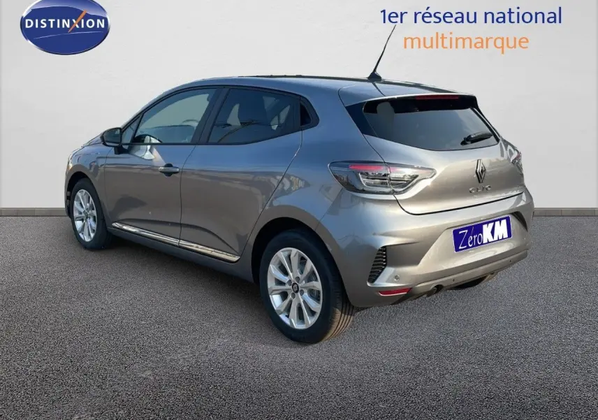 Renault Clio 2025 gris schiste métal vue 3/4 arrière droit, avec feux LED et jantes alliage 16 pouces.
