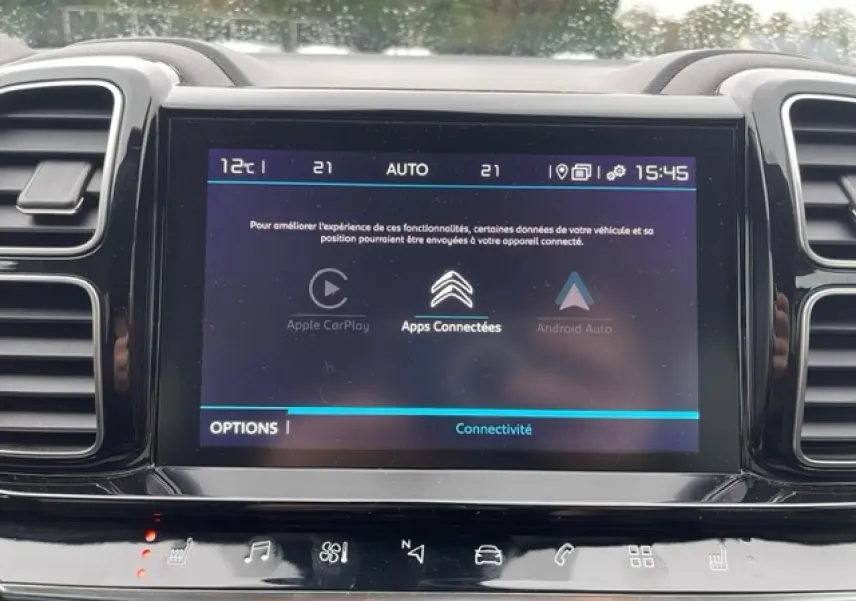 Écran tactile central du Citroën C5 Aircross 2021 affichant les options Apple CarPlay, Android Auto et connectivité, intérieur noir.