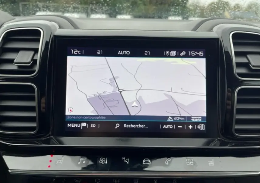 Écran tactile du système de navigation Citroën Connect Radio 8" dans le tableau de bord du C5 Aircross gris Artense 2021.