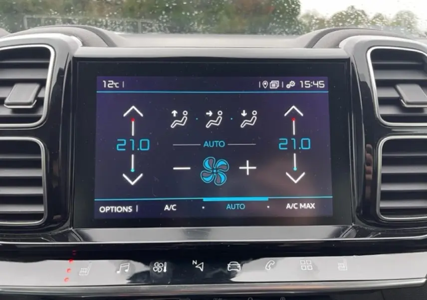 Écran tactile central de la climatisation automatique bizone du Citroën C5 Aircross, affichage à 21°C, intérieur noir.
