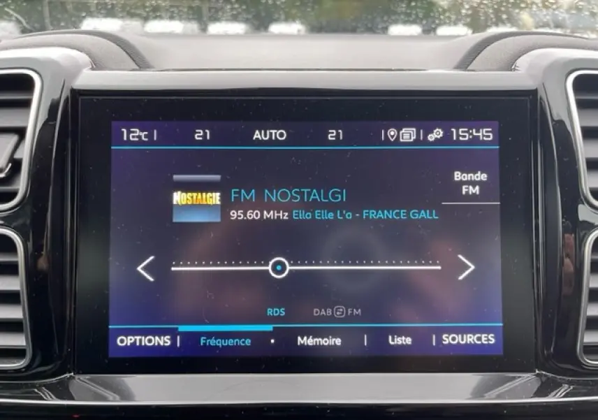 Écran tactile central du Citroën C5 Aircross 2021 affichant la radio FM Nostalgie à 15h45, intérieur noir brillant.