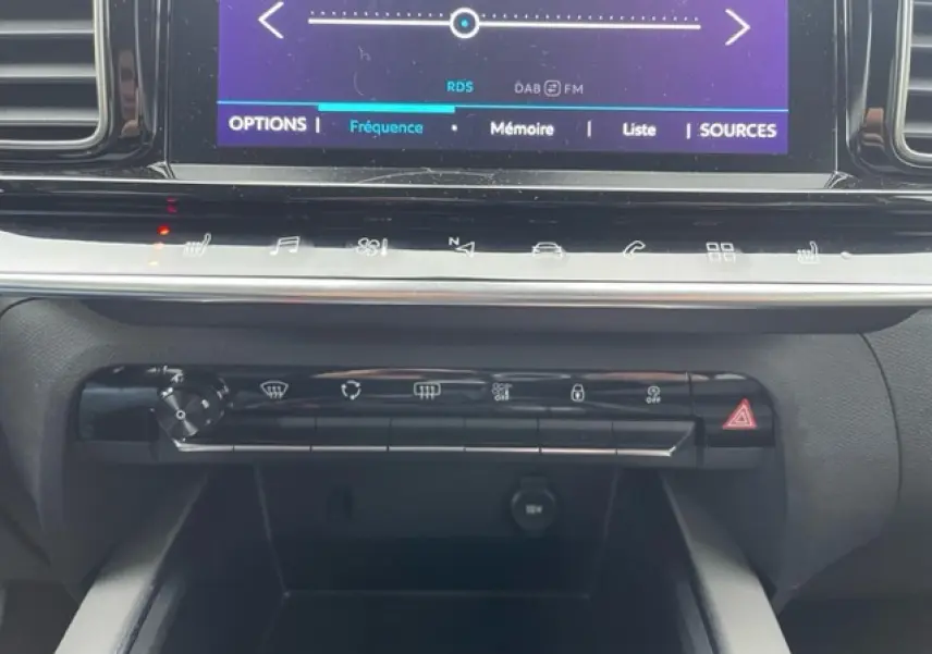 Tableau de bord du Citroën C5 Aircross 2021 avec écran tactile et commandes tactiles lumineuses, vue frontale intérieure.