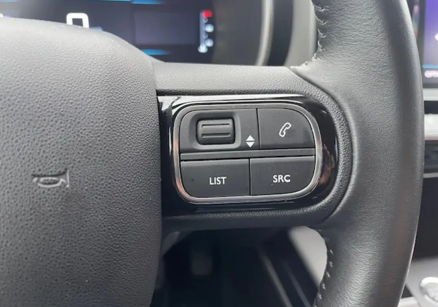 Gros plan sur les commandes au volant à droite du Citroën C5 Aircross 2021, cuir noir avec boutons de téléphone et menu.
