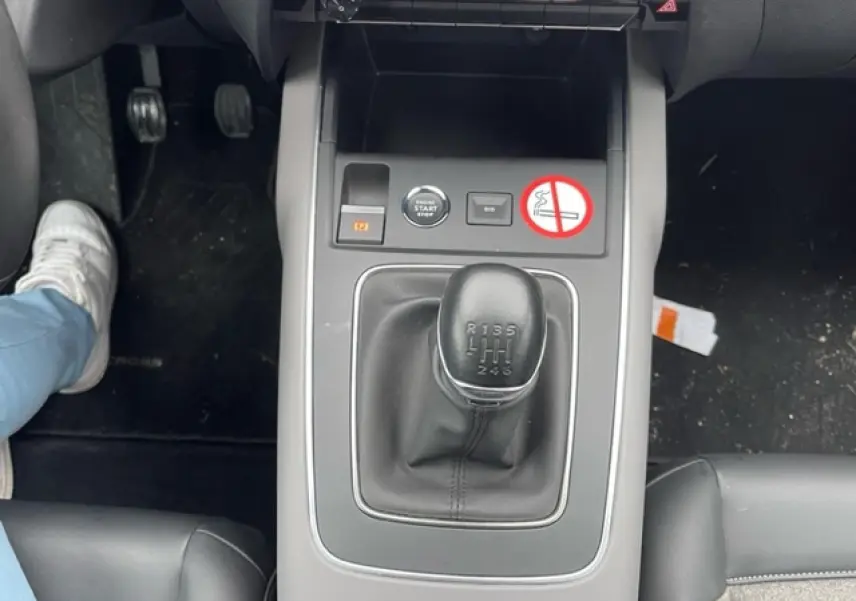 Vue rapprochée de la console centrale du Citroën C5 Aircross 2021 avec levier de vitesse manuel et bouton start/stop.