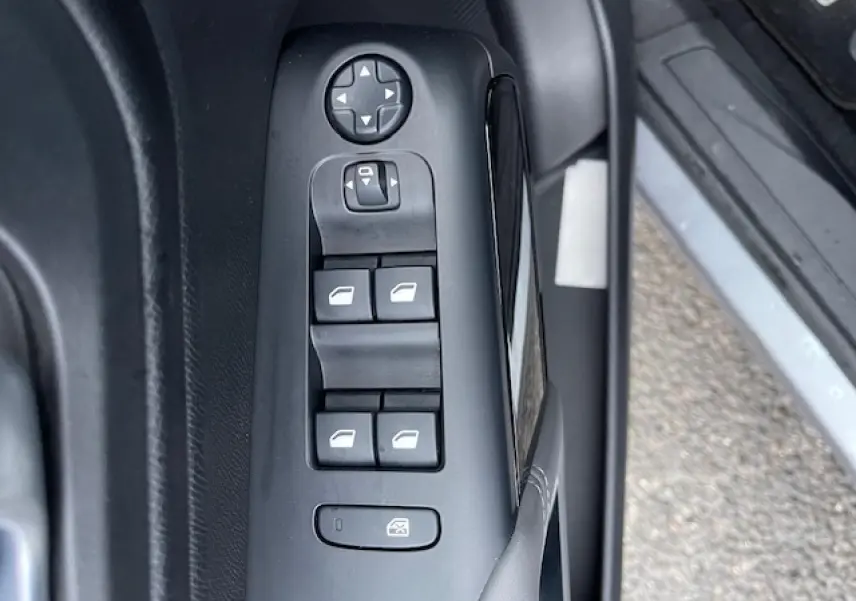 Panneau de commandes des vitres et rétroviseurs côté conducteur d'un Citroën C5 Aircross gris Artense.