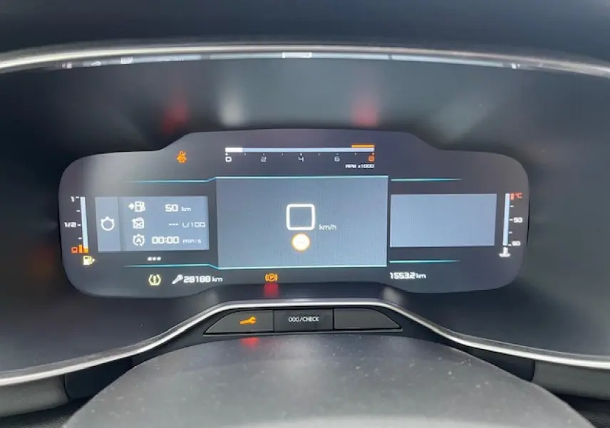 Tableau de bord numérique du Citroën C5 Aircross 2021 affichant la vitesse et les indicateurs de maintenance.