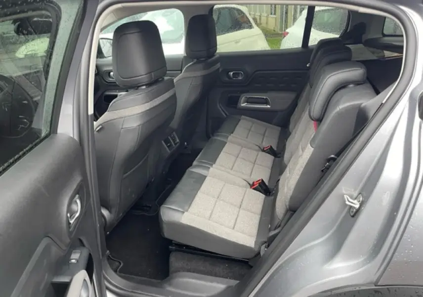 Vue intérieure côté gauche sur les sièges arrière gris clair et foncé du Citroën C5 Aircross gris Artense 2021.