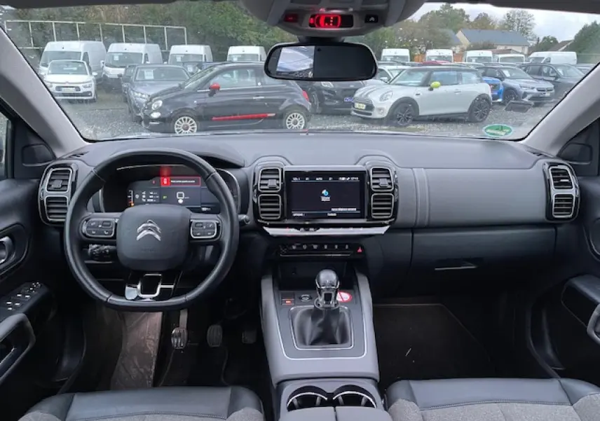 Intérieur du Citroën C5 Aircross 2021, vue frontale du poste de conduite avec tableau de bord et écran tactile central.