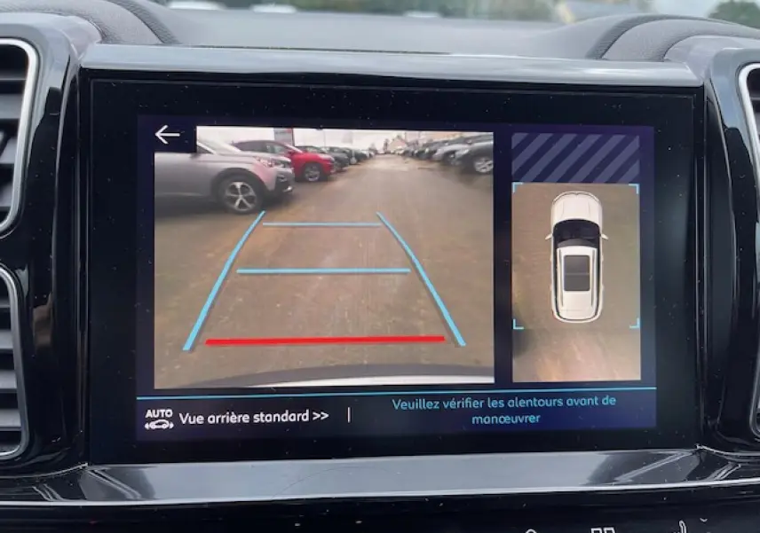 Écran tactile du Citroën C5 Aircross 2021 montrant la caméra de recul et la vue 360° en stationnement.