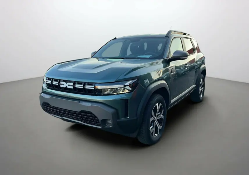 Dacia Duster 2025 vert cèdre en 3/4 avant droit, avec calandre distinctive et jantes alliage noires et argentées.