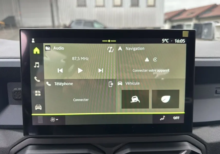 Écran tactile du tableau de bord du Dacia Duster 2025 affichant les menus audio, navigation et véhicule.