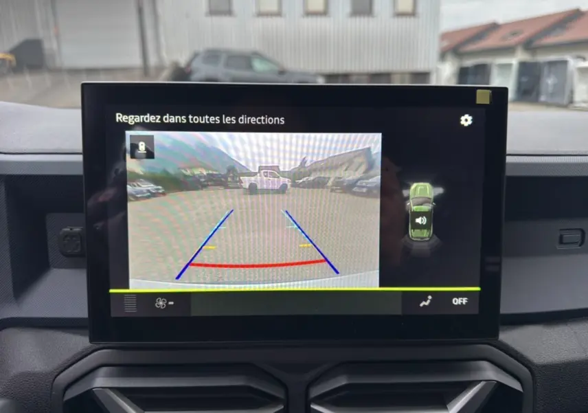 Écran de caméra de recul du Dacia Duster 2025 vert cèdre, vue intérieure centrée sur le tableau de bord.