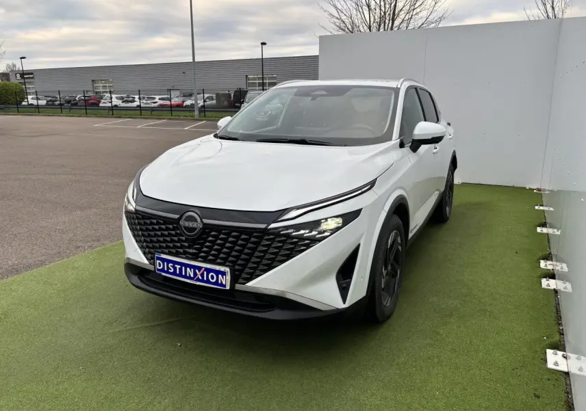 Nissan Qashqai III blanc nacré vu en 3/4 avant droit, avec calandre noire et phares LED fins.