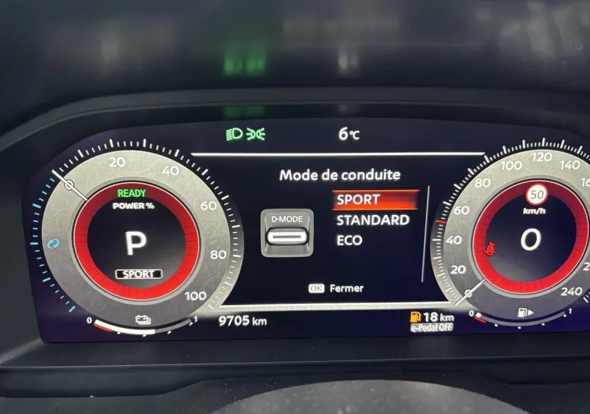 Tableau de bord numérique du Nissan Qashqai blanc nacré 2025 affichant le mode de conduite Sport et la vitesse à zéro.