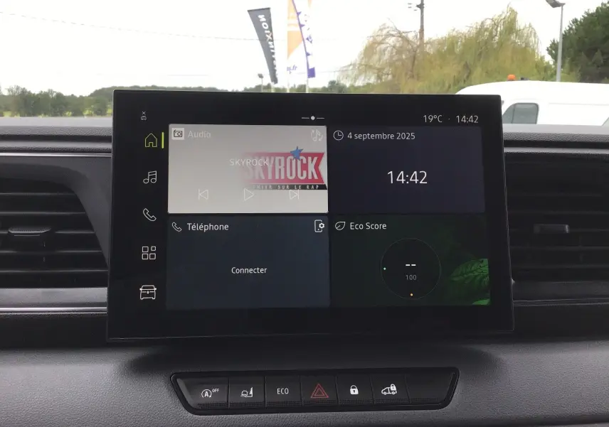 Écran tactile du système multimédia OpenRlink 10'' du Renault Master blanc, vue intérieure frontale du tableau de bord.