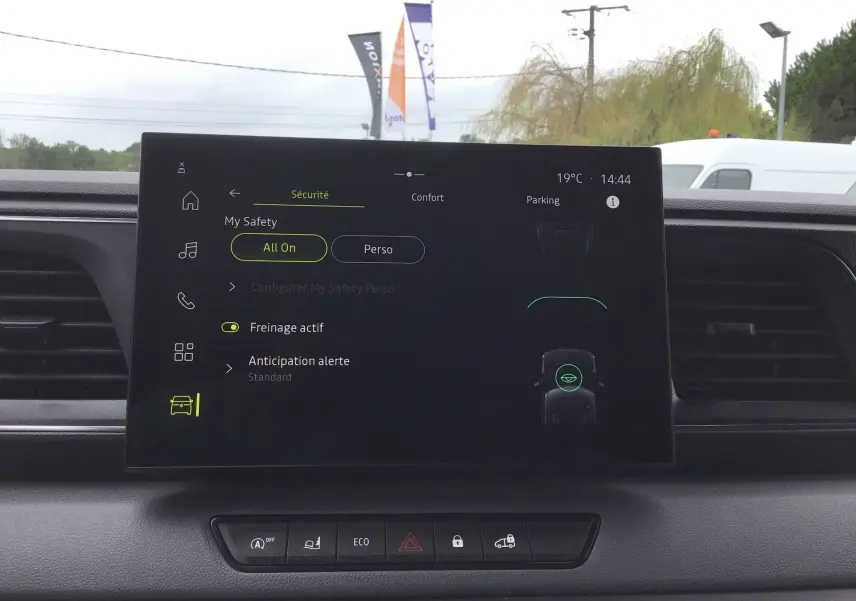 Écran tactile du système multimédia OpenRlink 10'' du Renault Master 2025 affichant les options de sécurité.